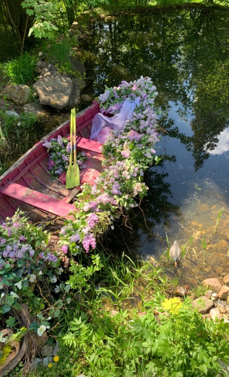 Лодка на пруду