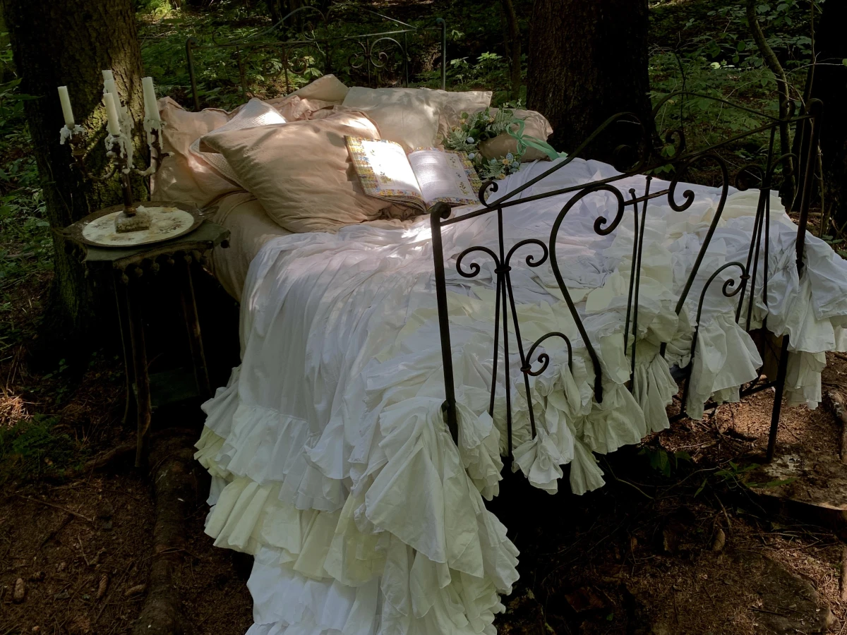 Кровать в лесу