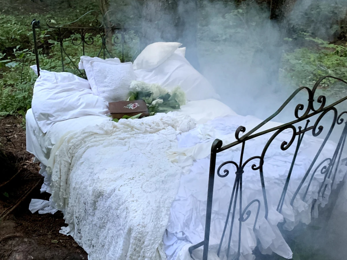 Кровать в лесу