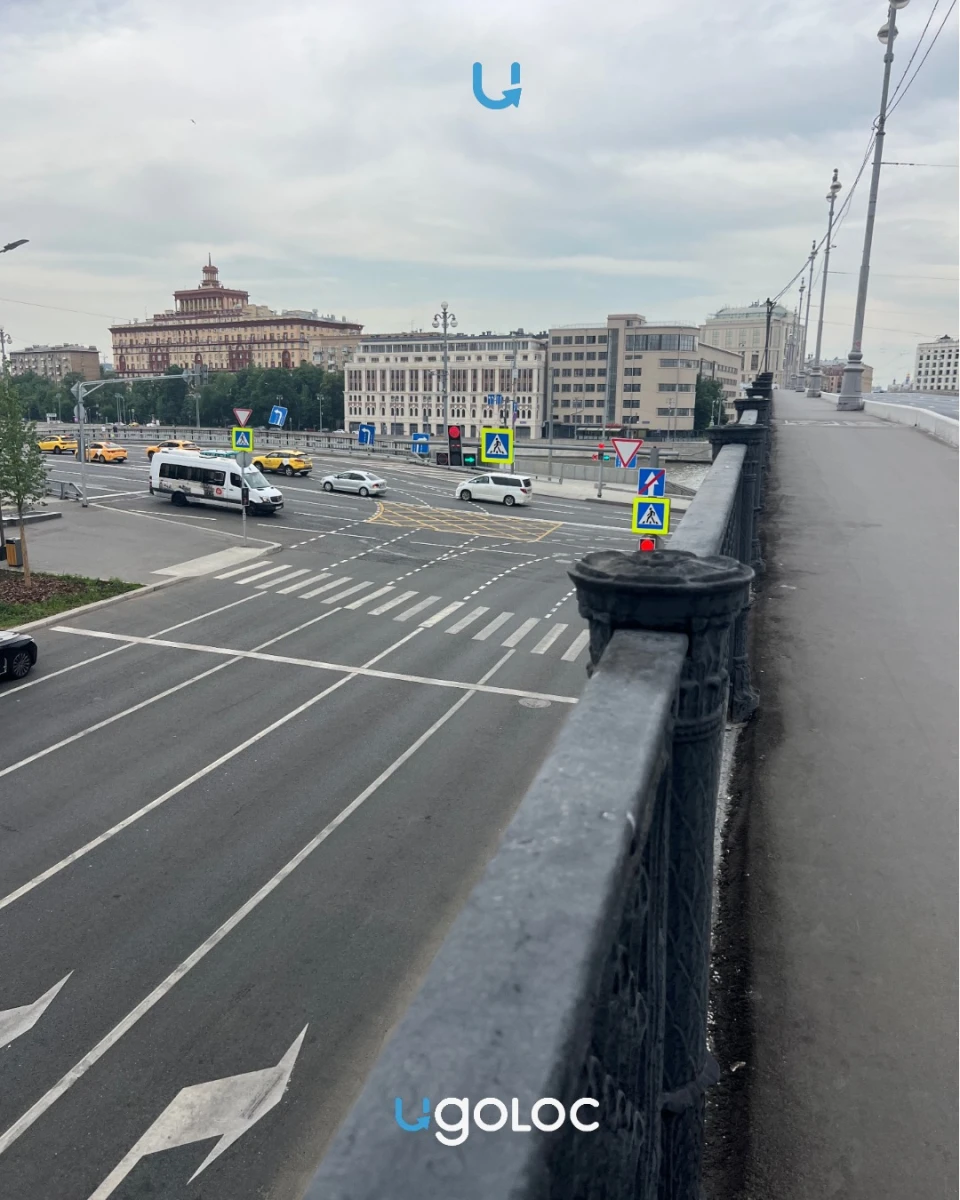 Пешеходный переход перед высоткой