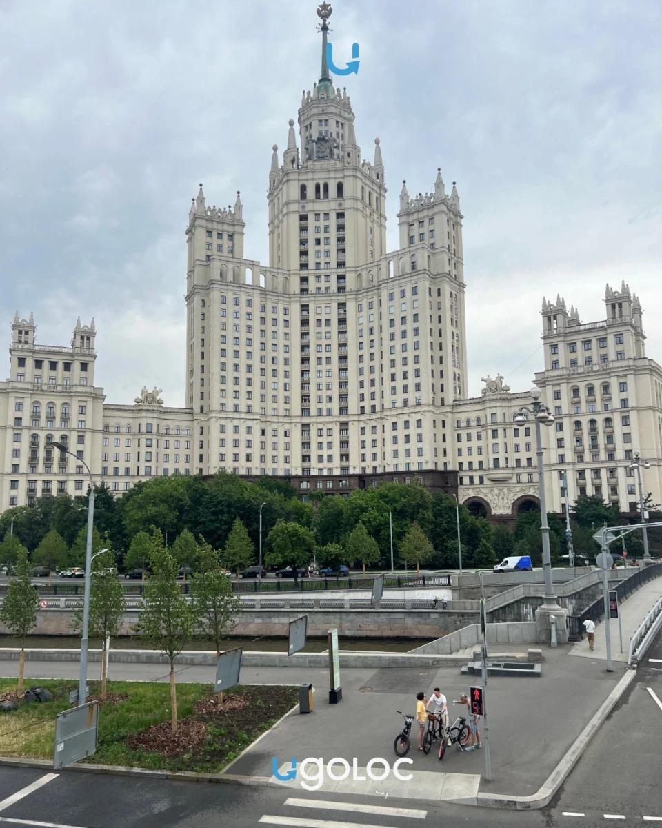 Пешеходный переход перед высоткой