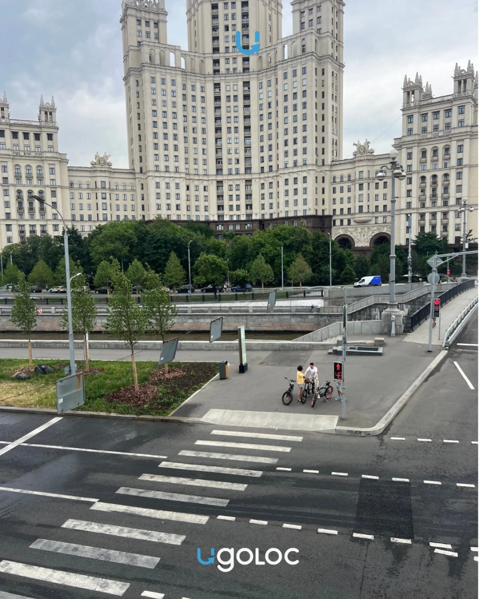 Пешеходный переход перед высоткой