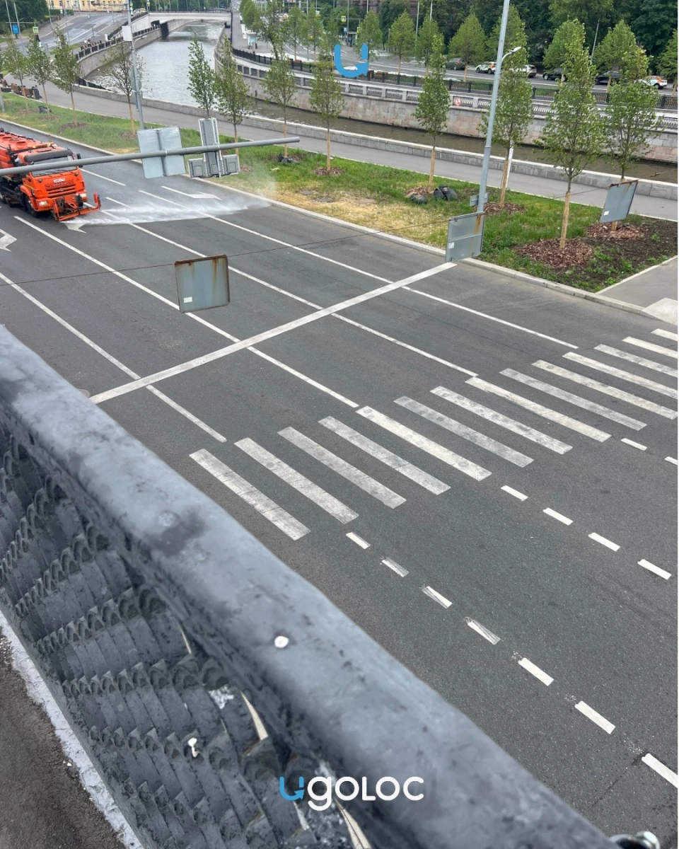 Пешеходный переход перед высоткой