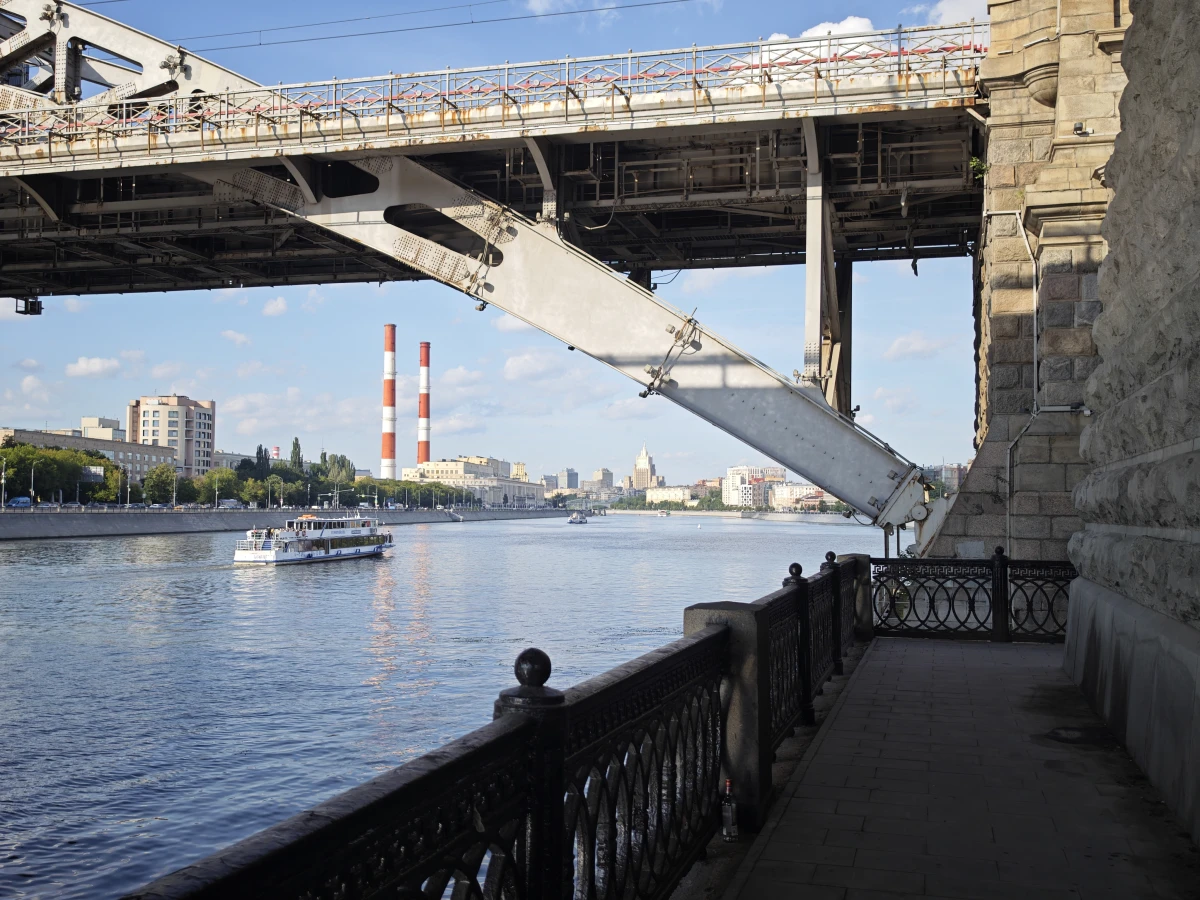Мост возле Лужников