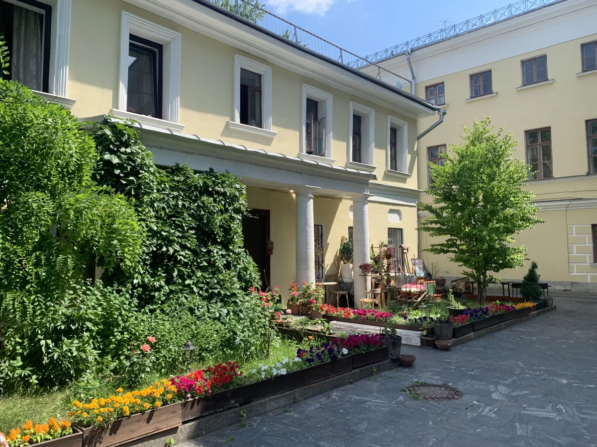 Дворик на Пречистенке