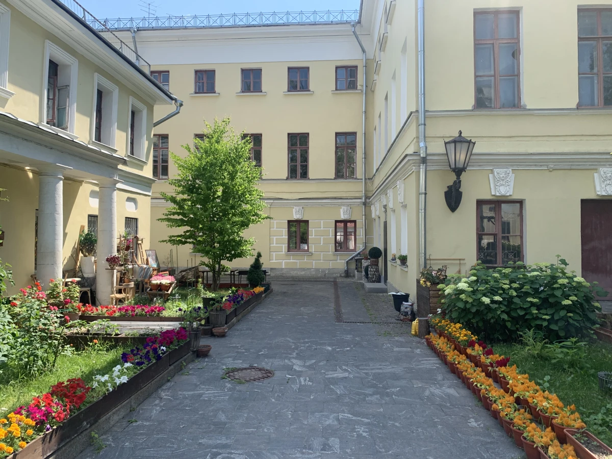 Дворик на Пречистенке