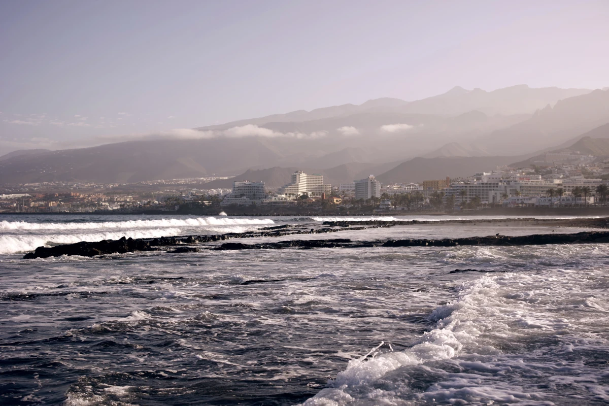 Playa de las Américas набережная серферов