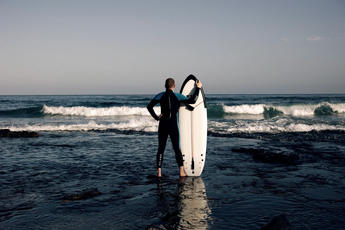Playa de las Américas набережная серферов