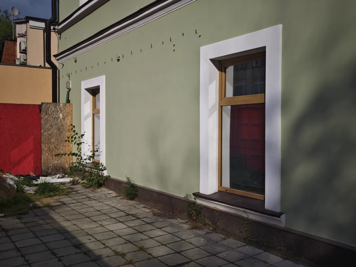 Светло-зеленая стена с окном в пол