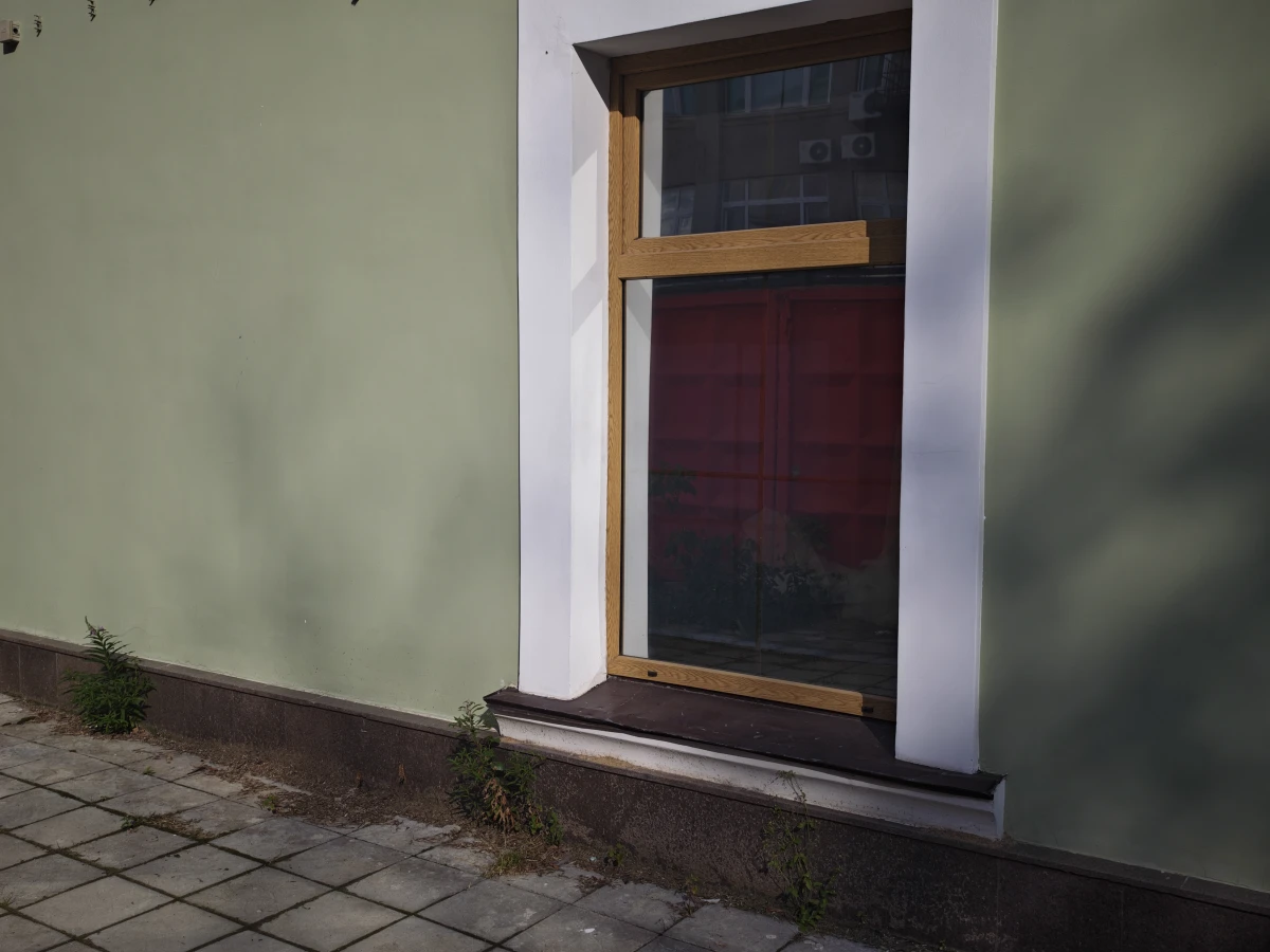 Светло-зеленая стена с окном в пол