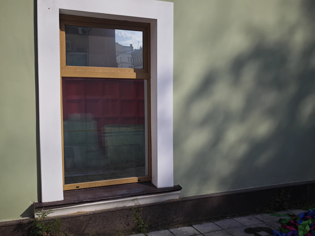 Светло-зеленая стена с окном в пол