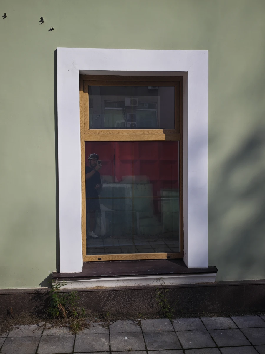 Светло-зеленая стена с окном в пол