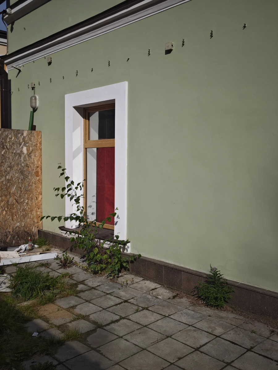 Светло-зеленая стена с окном в пол