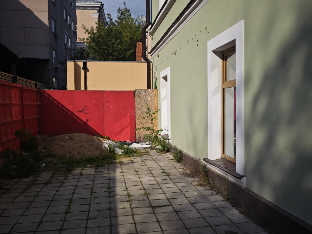 Светло-зеленая стена с окном в пол