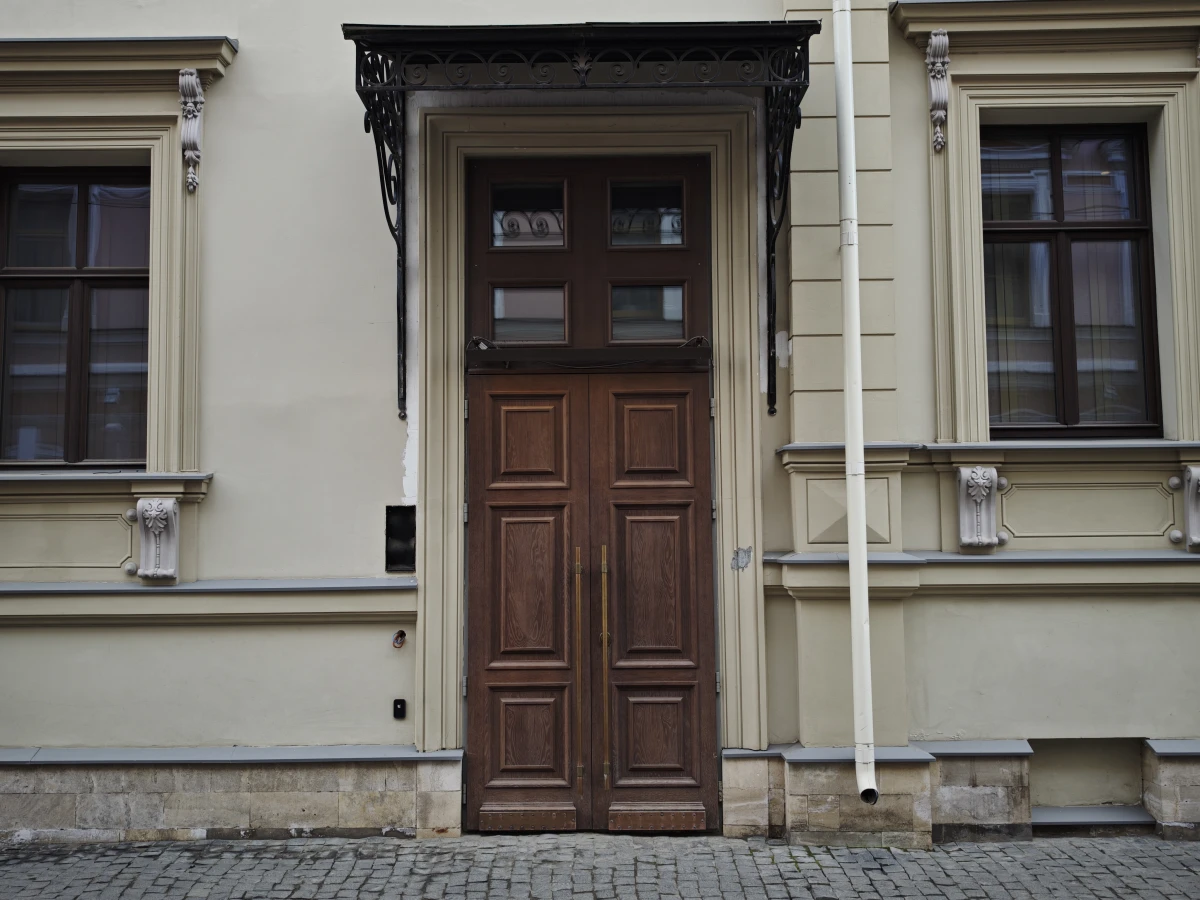 Дверь на Потаповском переулке 6с1