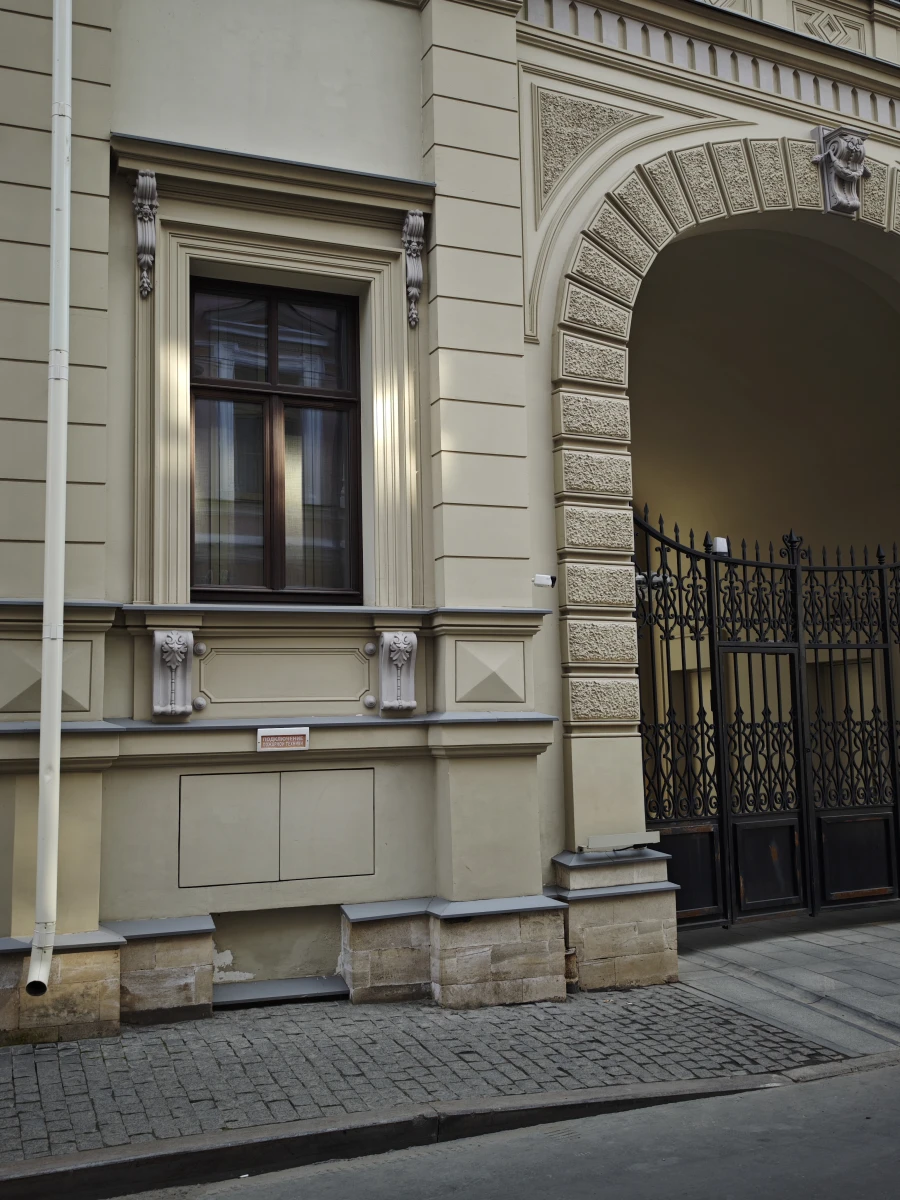 Дверь на Потаповском переулке 6с1