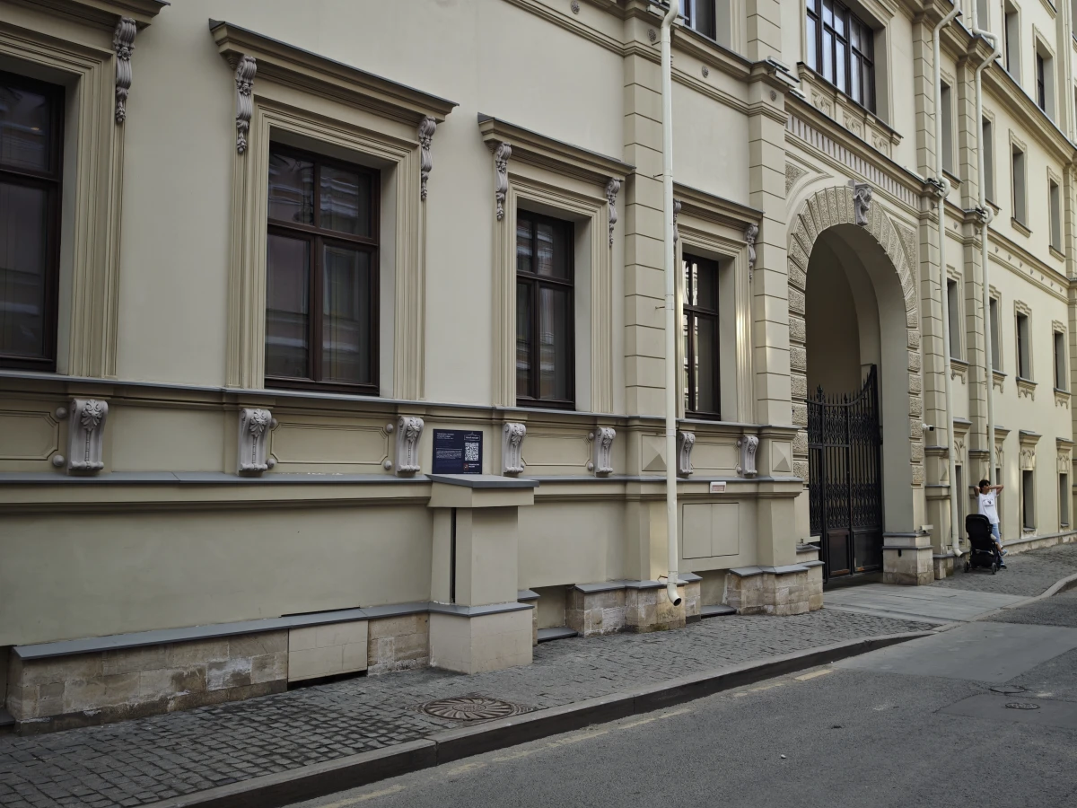 Дверь на Потаповском переулке 6с1