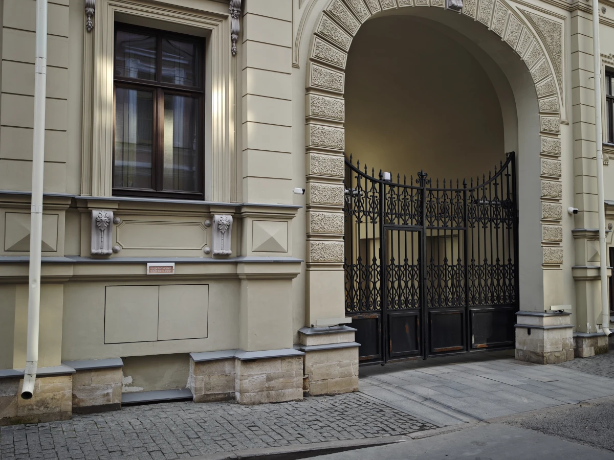 Дверь на Потаповском переулке 6с1