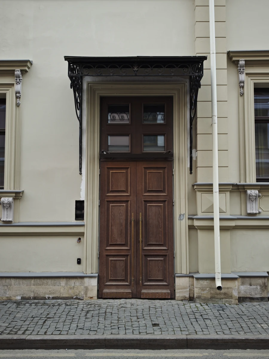 Дверь на Потаповском переулке 6с1