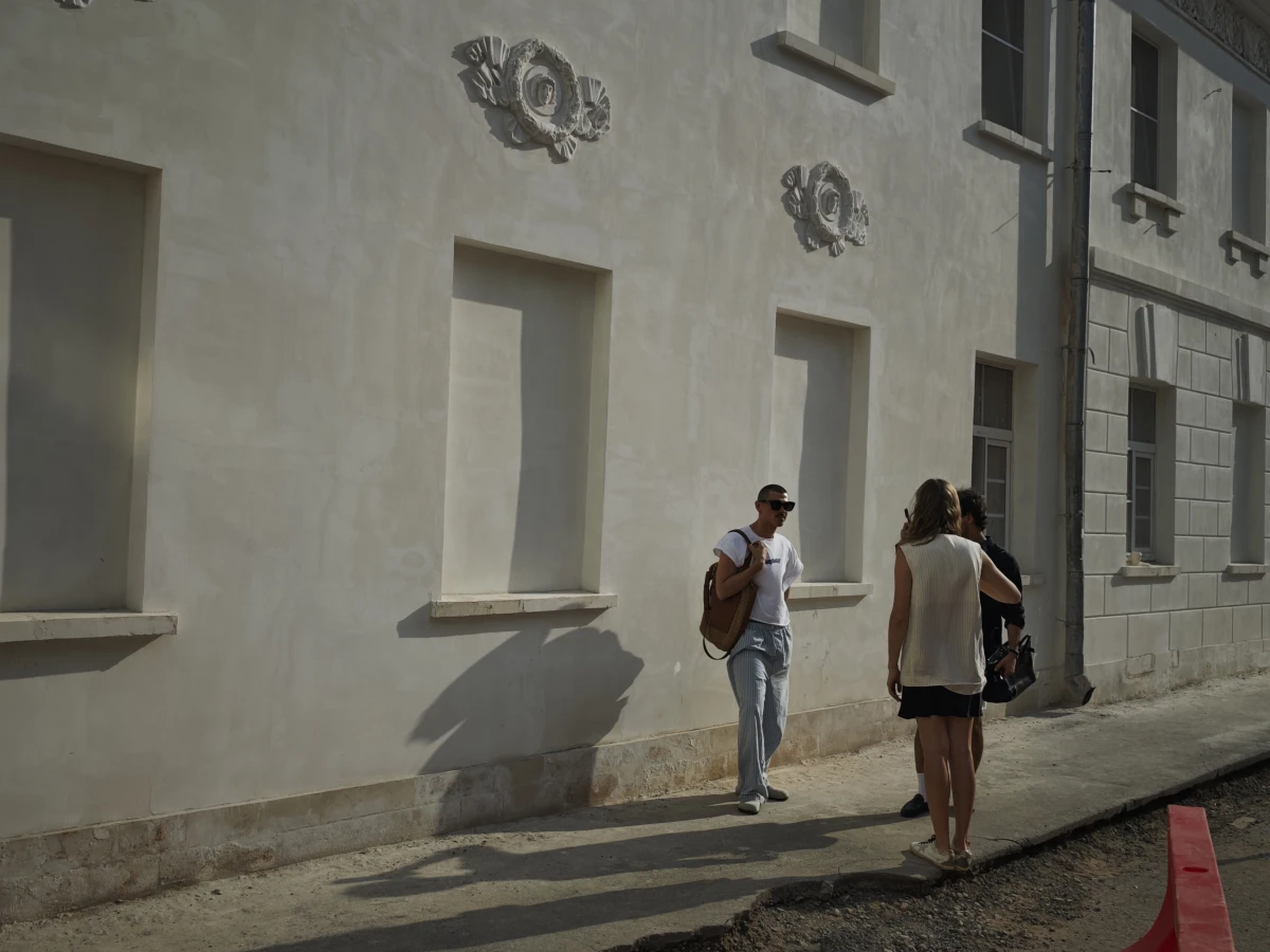 Нейтральная бежевая стена на Потаповском