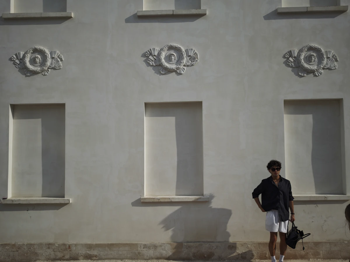 Нейтральная бежевая стена на Потаповском