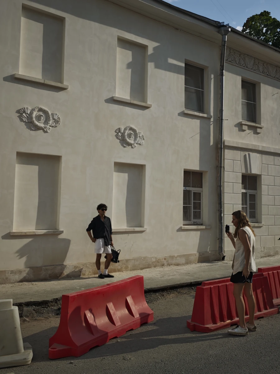 Нейтральная бежевая стена на Потаповском