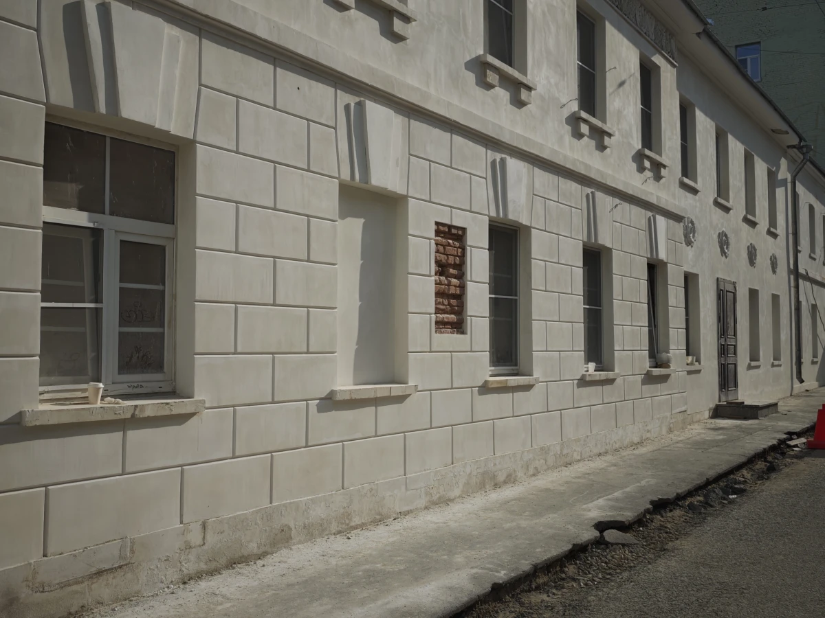 Нейтральная бежевая стена на Потаповском