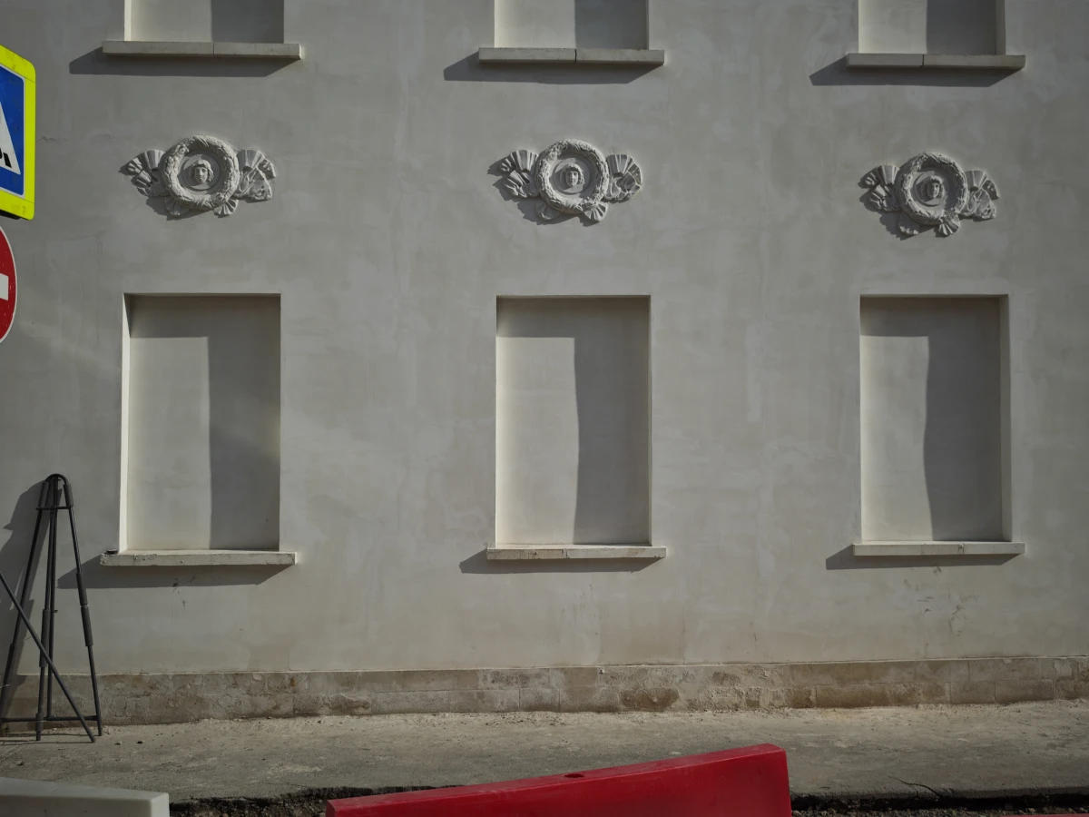 Нейтральная бежевая стена на Потаповском