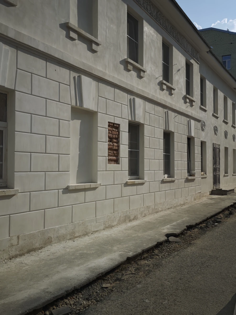 Нейтральная бежевая стена на Потаповском