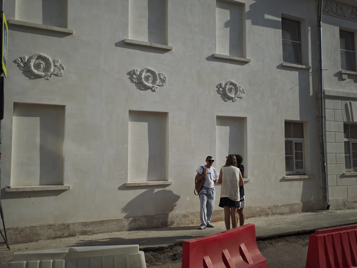 Нейтральная бежевая стена на Потаповском