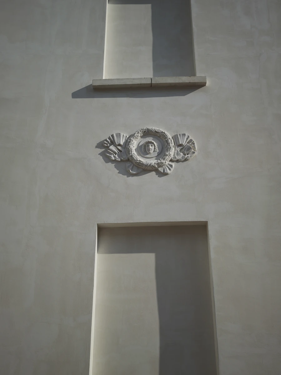 Нейтральная бежевая стена на Потаповском