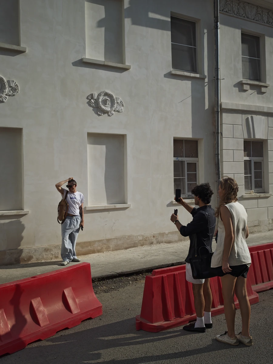 Нейтральная бежевая стена на Потаповском