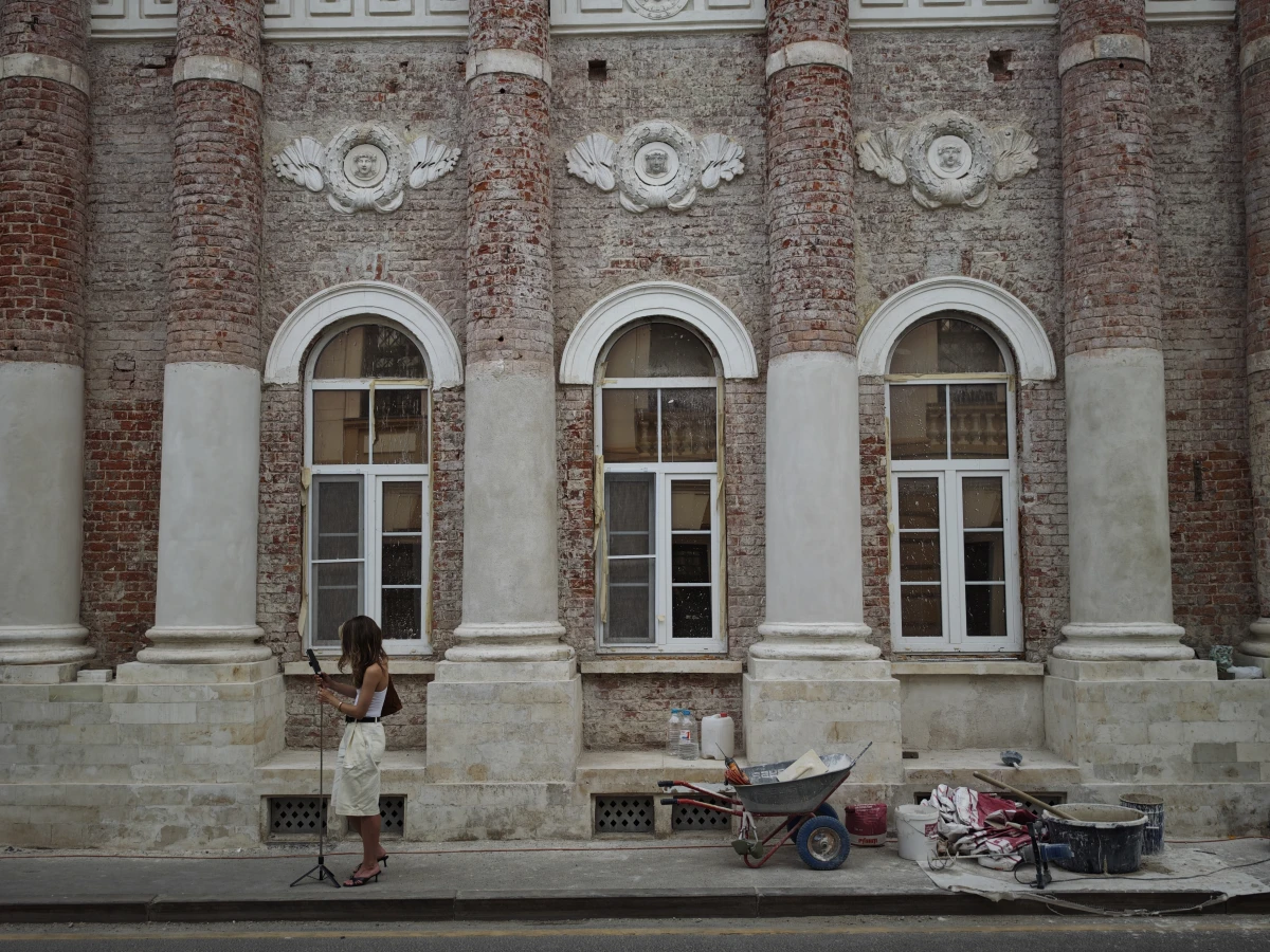 Арочные окна и кирпичный фасад на Потаповском переулке