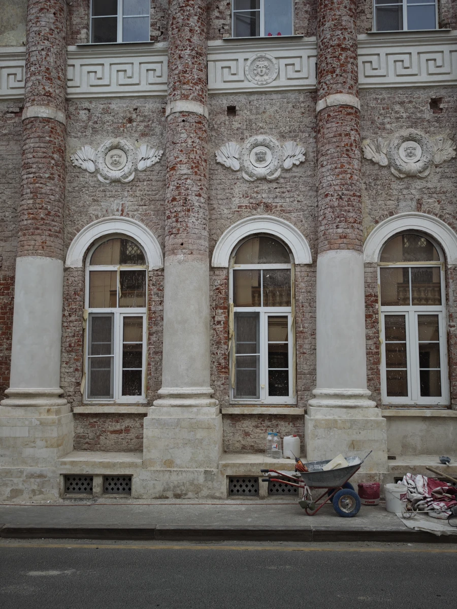 Арочные окна и кирпичный фасад на Потаповском переулке