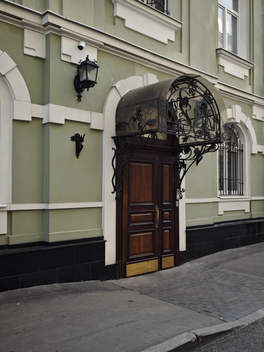 Красивая дверь на Гусятников переулке