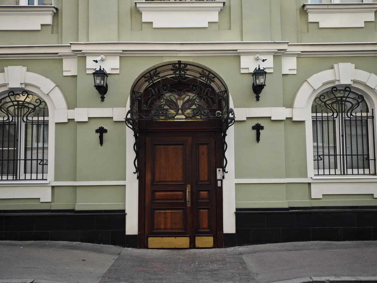 Красивая дверь на Гусятников переулке