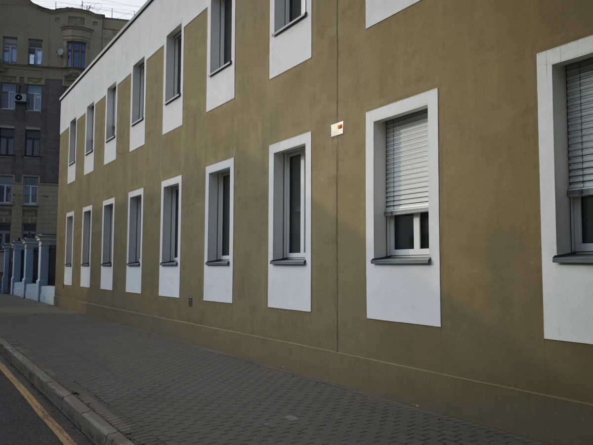 Посольство Швейцарии и остановка. Зеленый фасад.