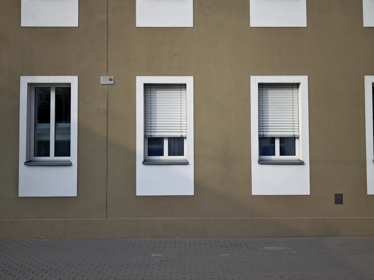 Посольство Швейцарии и остановка. Зеленый фасад.