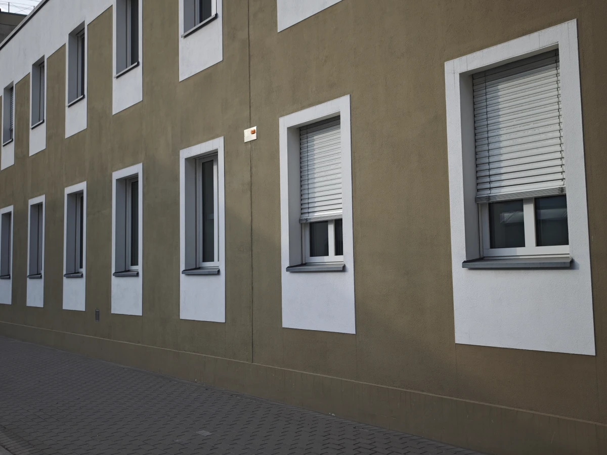 Посольство Швейцарии и остановка. Зеленый фасад.