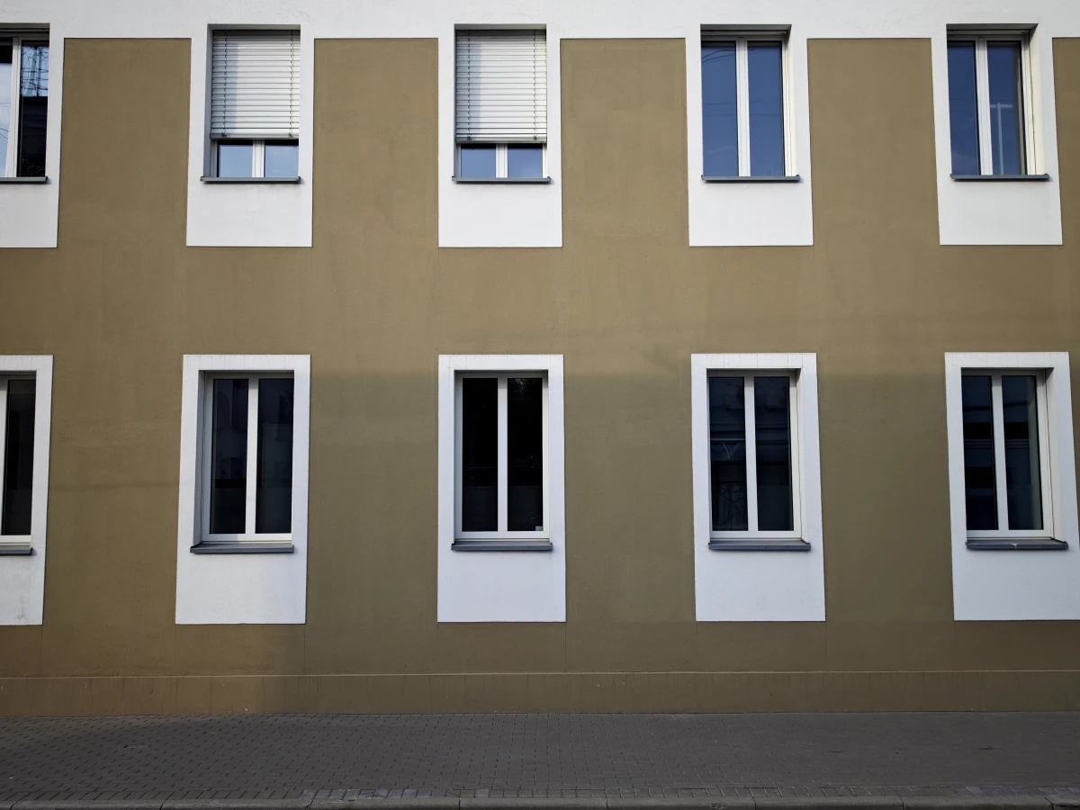 Посольство Швейцарии и остановка. Зеленый фасад.