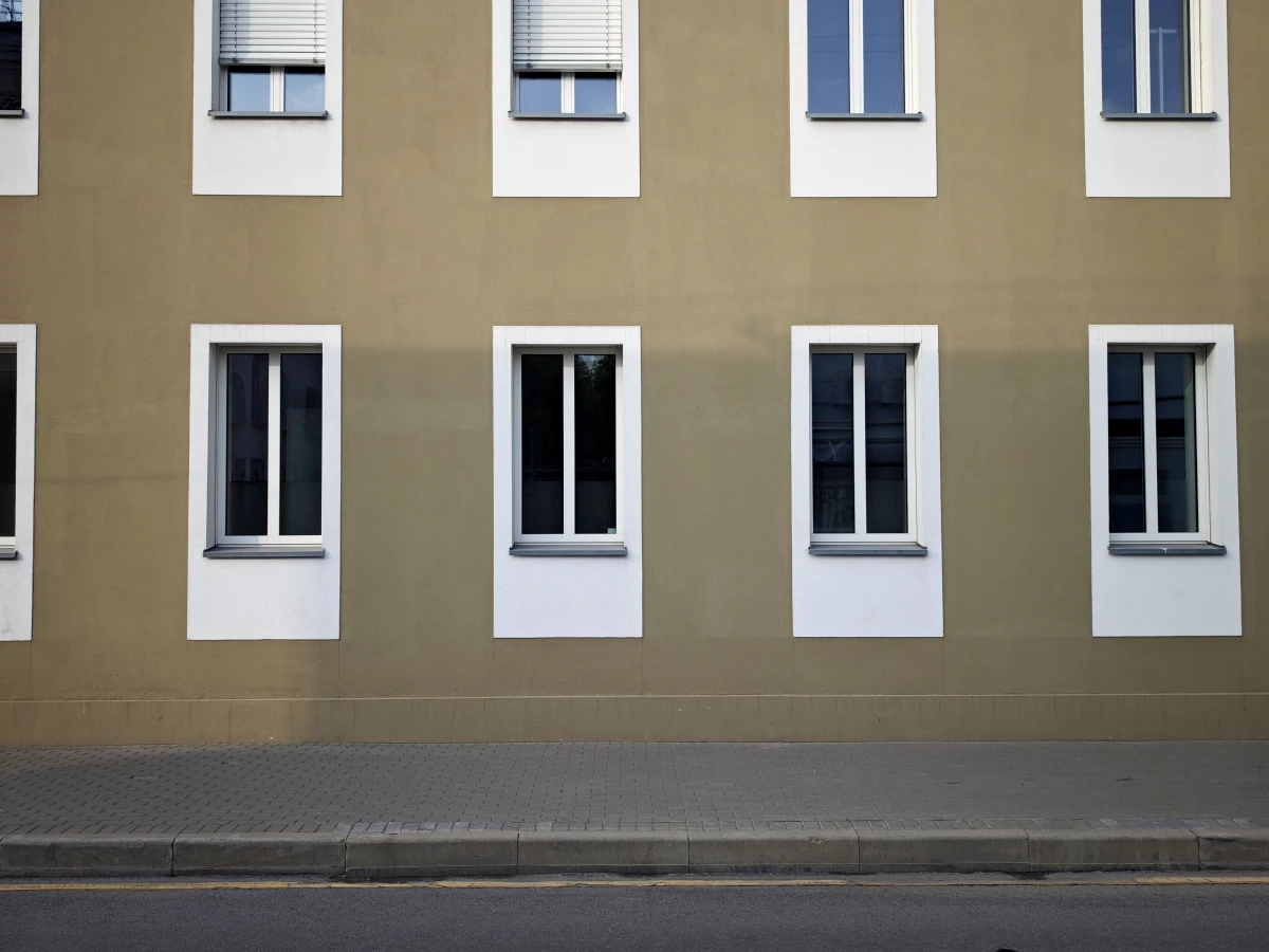 Посольство Швейцарии и остановка. Зеленый фасад.