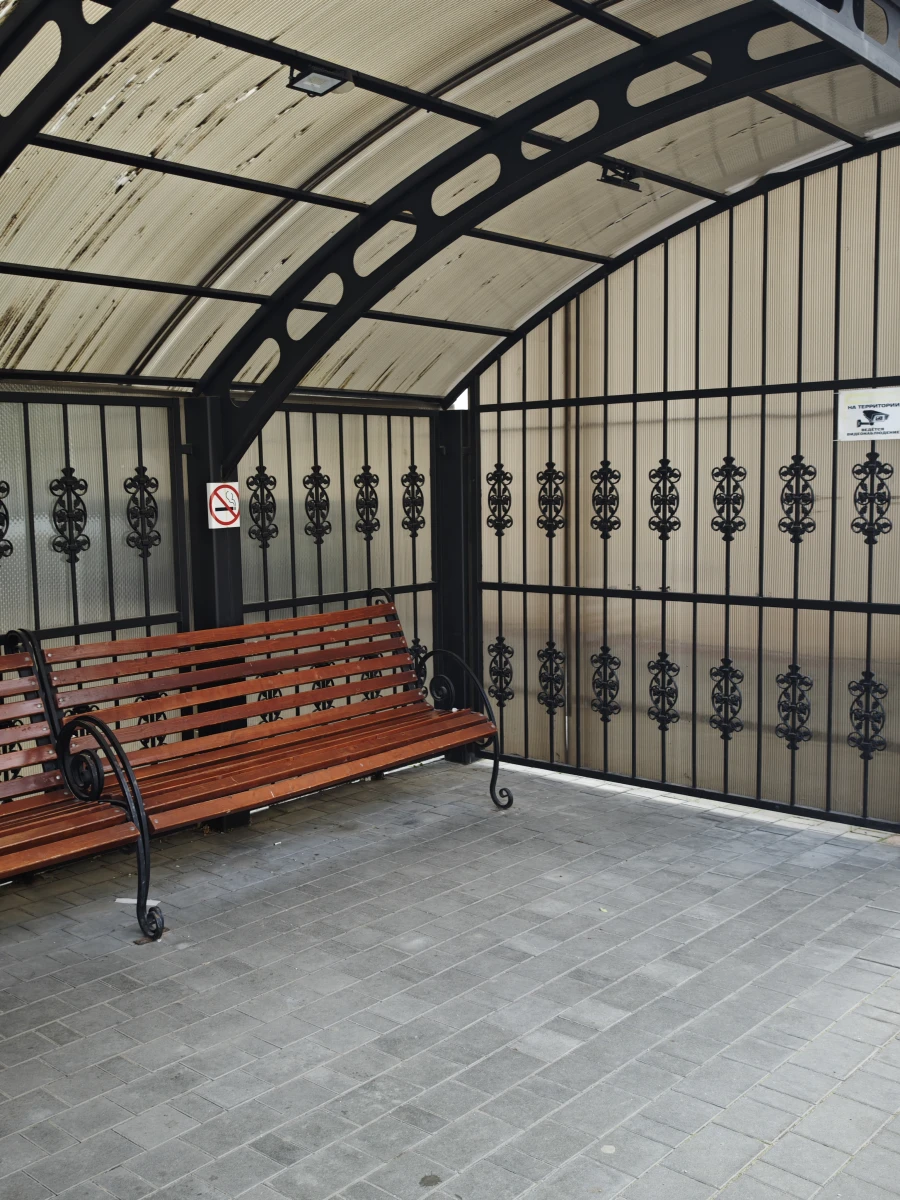 Посольство Швейцарии и остановка. Зеленый фасад.