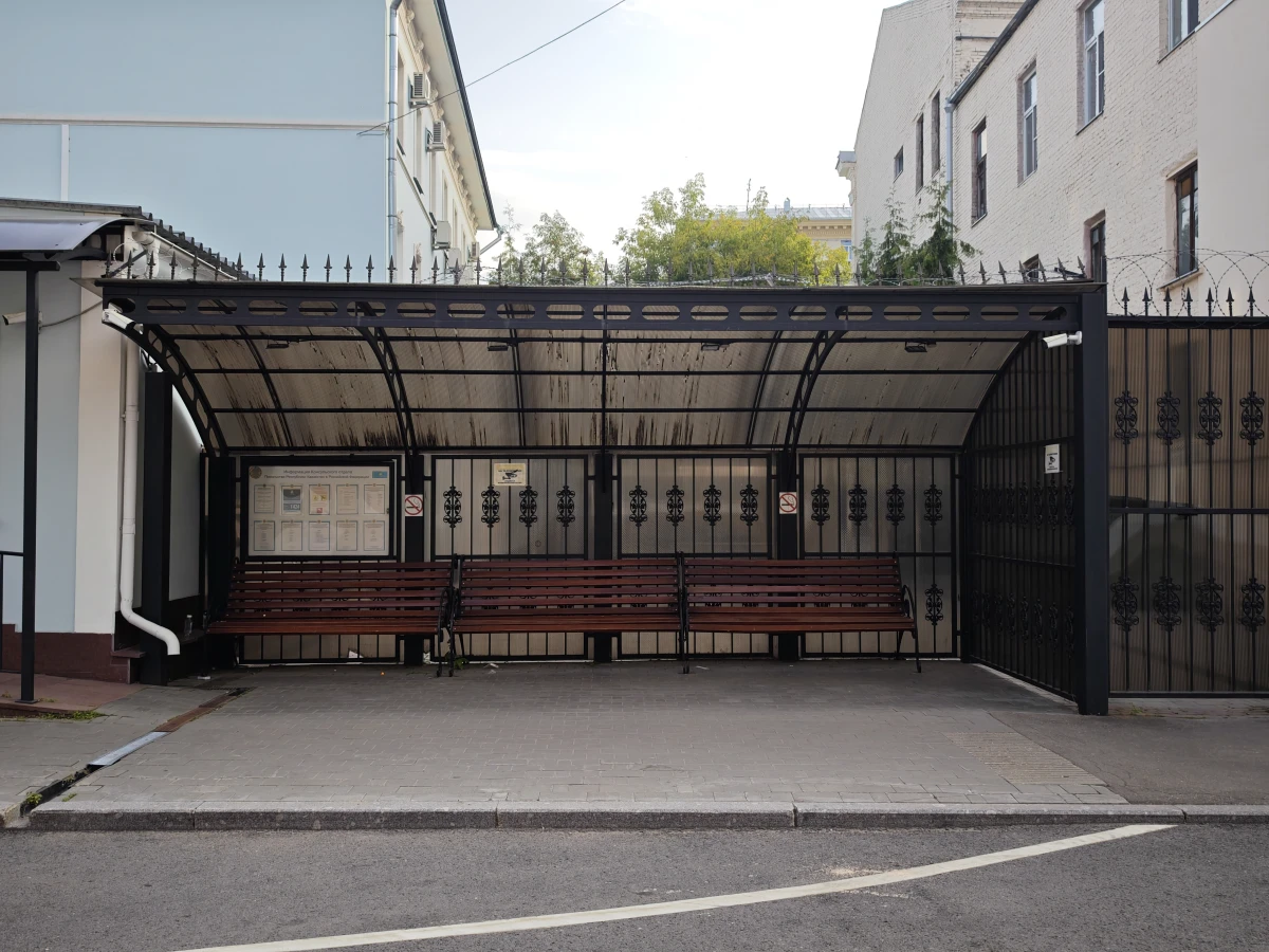 Посольство Швейцарии и остановка. Зеленый фасад.