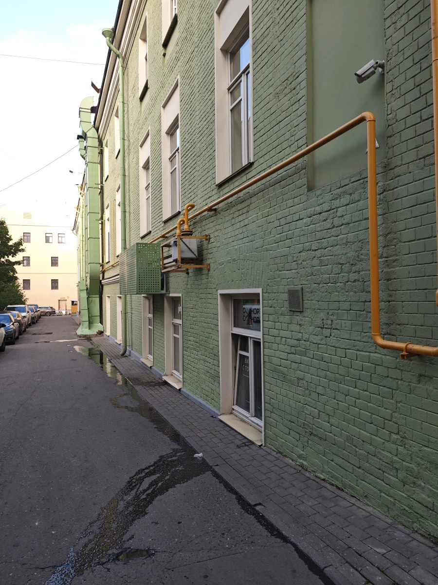 Светло-зелёная стена на Столешке