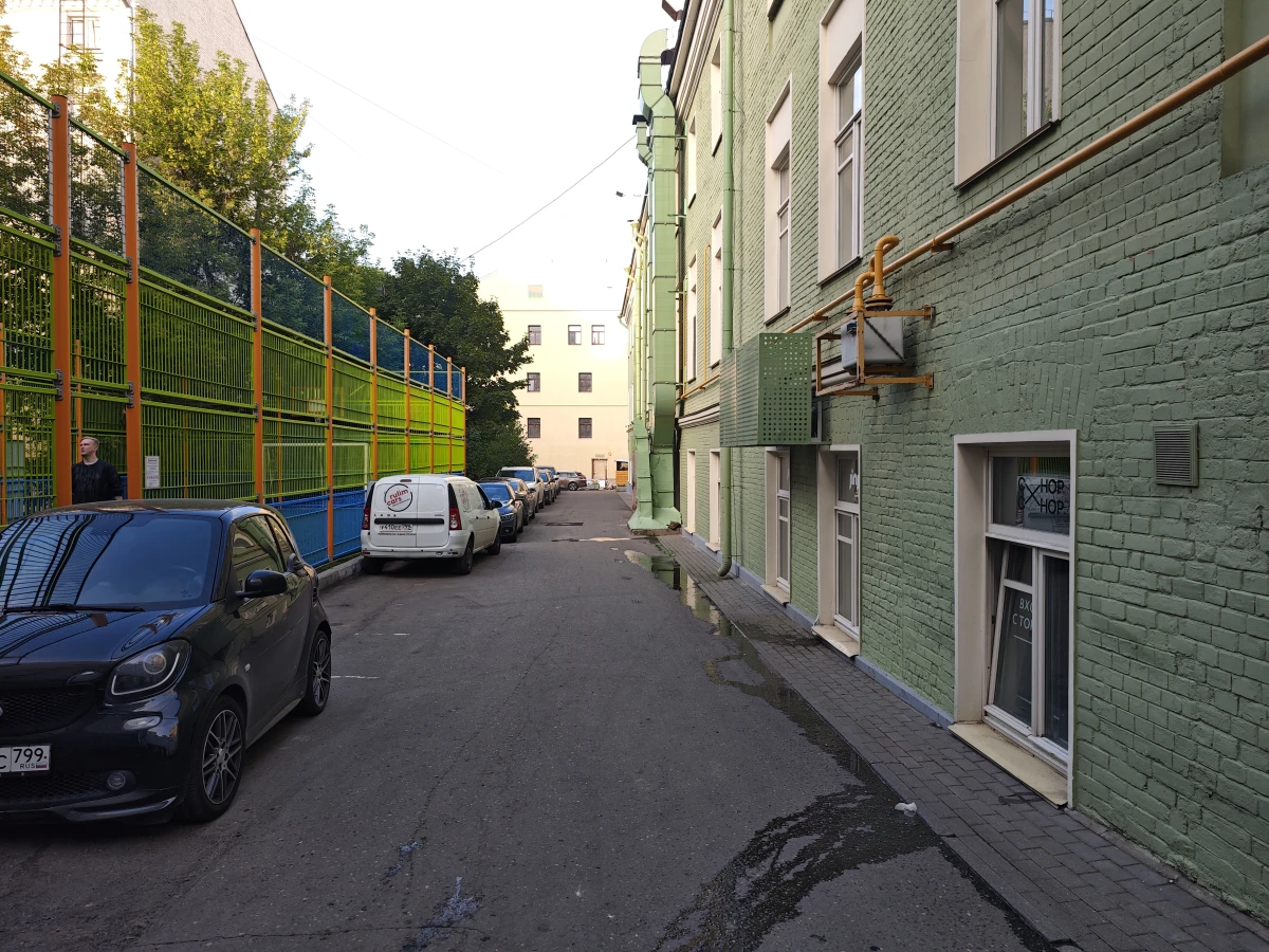 Светло-зелёная стена на Столешке