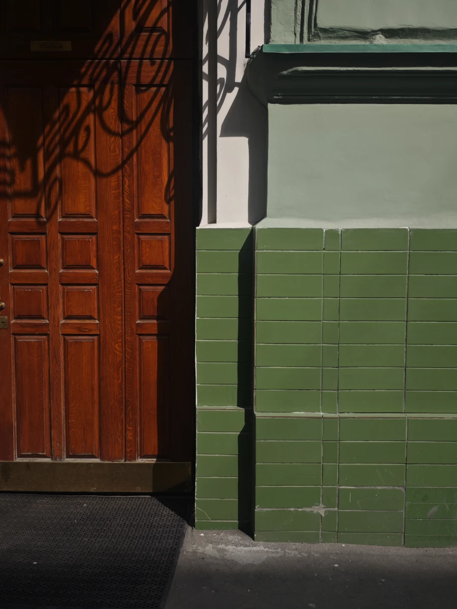 Красная дверь и зелёная стена на Гиляровского