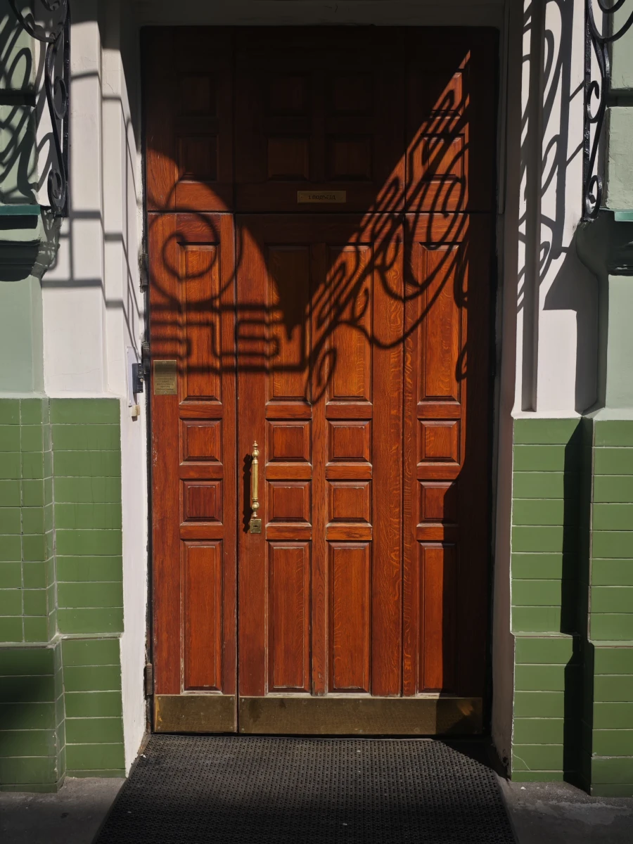 Красная дверь и зелёная стена на Гиляровского