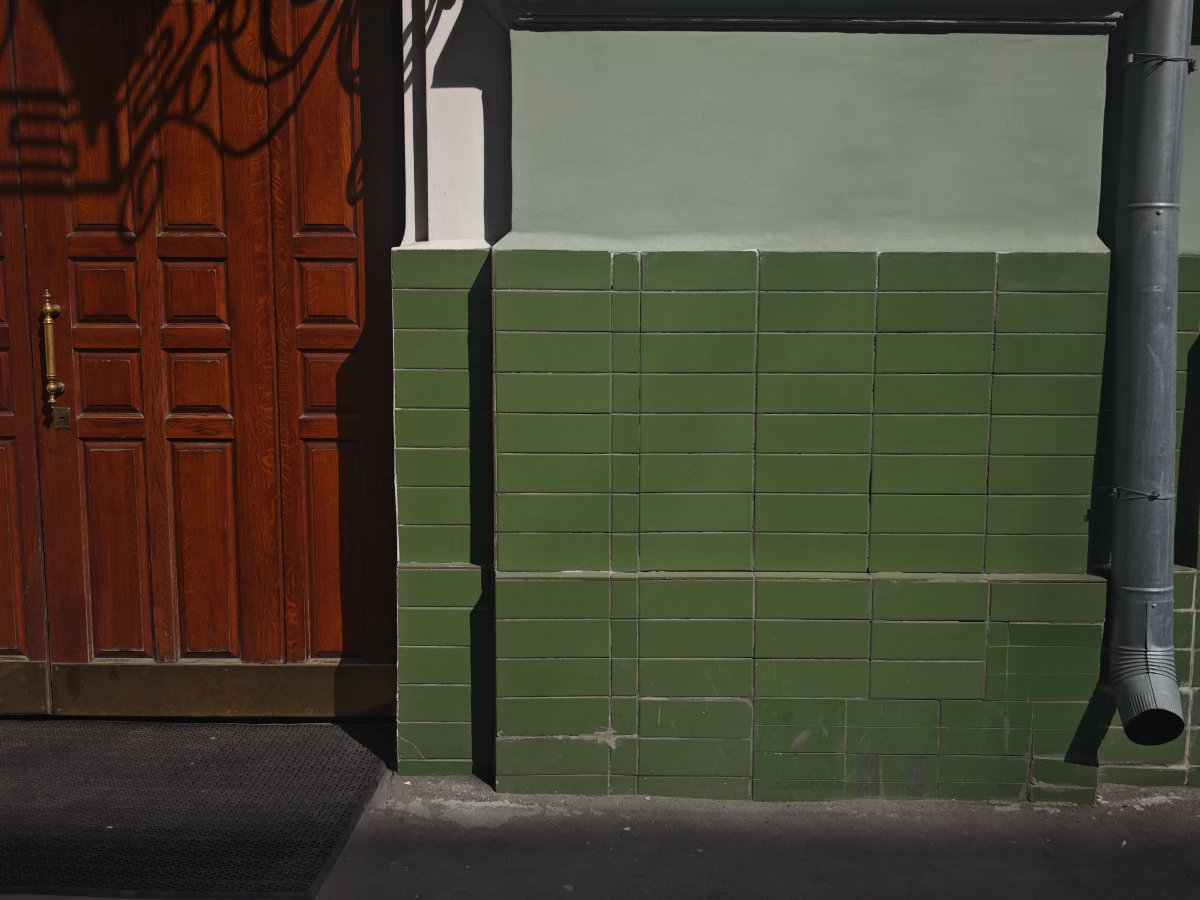 Красная дверь и зелёная стена на Гиляровского