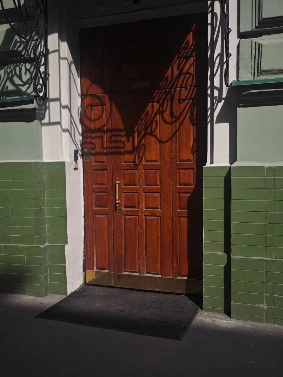 Красная дверь и зелёная стена на Гиляровского