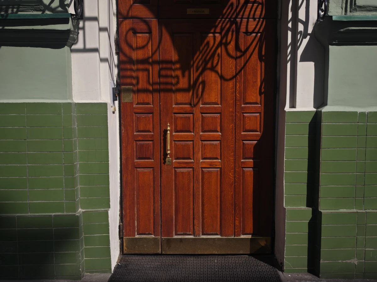 Красная дверь и зелёная стена на Гиляровского